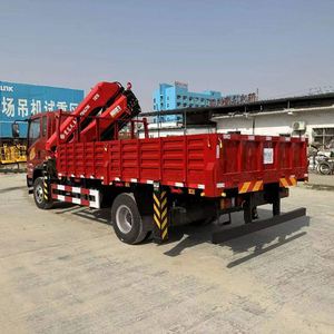 Camion grue à bras articulé Sinotruk Howman 4x2 6,3 tonnes, entre-essieux de 3900 mm, grue à 5 sections Hongchang Tianma - Product Image 3