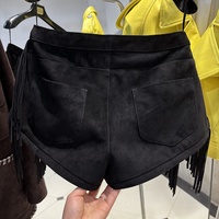 Shorts en daim noir rétro streetwear taille haute avec franges style western pour festivals et soirées