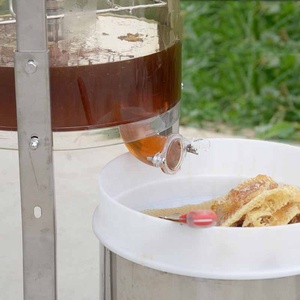 Nouvelle conception, <span class=keywords><strong>extracteur</strong></span> de <span class=keywords><strong>miel</strong></span> manuel <span class=keywords><strong>à</strong></span> 3 cadres en verre organique entièrement transparent et acier inoxydable avec robinet <span class=keywords><strong>à</strong></span> <span class=keywords><strong>miel</strong></span>, en vente - Product Image 3