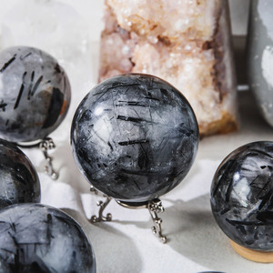 <span class=keywords><strong>Turmalina</strong></span> <span class=keywords><strong>Negra</strong></span> en Cuarzo Pulido, Esfera de Tamaño Mediano, Piedra Curativa para Colección - Product Image 2