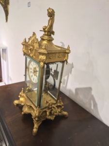 Horloge de cheminée à pendule Mercury, fabriquée en France, avec boîtier en laiton doré 24 carats et figurines de chérubins - Product Image 4