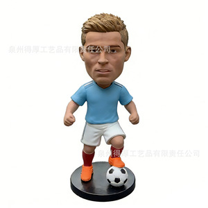 Figura de resina personalizada de estrella de fútbol, artículo decorativo de regalo para eventos corporativos - Product Image 1