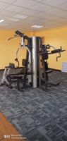 Salle de sport multifonctionnelle commerciale à 5 stations avec deux blocs de poids de 75 kg