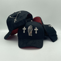 Casquette noire avec broderie croix intégrale, strass, croix métallique Saint Jude et chaîne, style gothique streetwear, type trucker