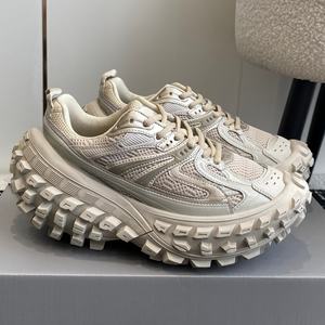 รองเท้าผ้าใบดีไซน์เนอร์คุณภาพสูง ระบายอากาศได้ดี มีเชือกผูก พื้นรองรับแรงกระแทก กันลื่น เหมาะสำหรับวิ่งและเดินเล่นกลางแจ้ง สำหรับทุกเพศ - Product Image 3