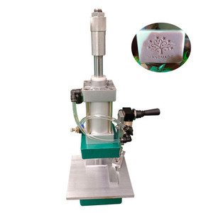 Machine à estamper manuelle pour le marquage et l'embossage de logos sur savons artisanaux - Product Image 1