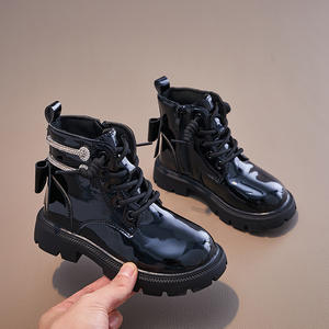 <span class=keywords><strong>Botas</strong></span> de plataforma antideslizantes de charol para niñas al por mayor, estilo Martin con <span class=keywords><strong>cordones</strong></span>, lazo y decoración de diamantes de imitación - Product Image 5