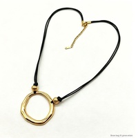 Collier pendentif géométrique irrégulier en acier inoxydable de style européen et américain pour femmes, avec chaîne en corde cirée noire