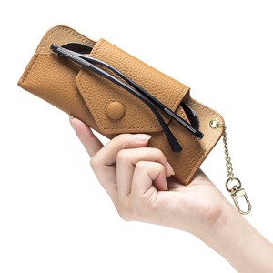 Estuche para Gafas de Sol de Cuero Genuino con Diseño Ultrafino, Correa de Cadena Portátil y Cierre de Botón a Presión - Product Image 3