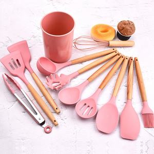 Outils de cuisine pour la maison et la cuisine 12 pièces de qualité supérieure Spatule Pelle Cuillère Ensembles Ustensiles de cuisine en silicone rose bleu avec manche en bois - Product Image 4