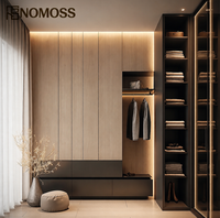 Organisateur de vêtements intégré moderne pour dressing, idéal pour les projets d'aménagement intérieur de résidences haut de gamme