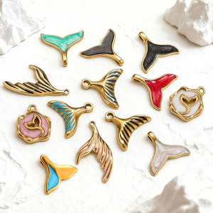 Dijes Personalizados Impermeables al por Mayor, Chapados en Oro de 14k y 18k, de Acero Inoxidable 316L, con Diseño de Cola de Ballena y Pez Esmaltada, para Fabricación de Joyas - Product Image 1