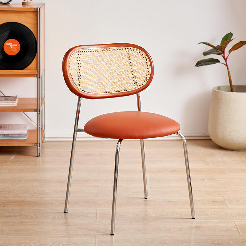 Respaldo color cereza, cojín de asiento marrón caramelo, patas plateadas.