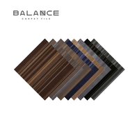 Dalles de moquette commerciales écologiques et ignifuges à poils moyens, en nylon fin, adhésives, adaptées aux animaux domestiques, pour le bureau et la maison