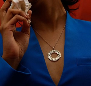 Gioielli Inspire, Ciondolo SUDARSHAN CHAKRA in Acciaio Inossidabile per Donne e Ragazze, Regalo per Lei, Personalizzabile con Qualsiasi Design o Nome - Product Image 4