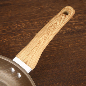 Padella Antiaderente con Manico Effetto Legno, Padella in Granito Bianco Compatibile con Fornelli a Induzione e Gas, Utensile da Cucina - Product Image 3
