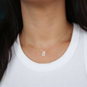 <span class=keywords><strong>Collier</strong></span> de lettres personnalisées de l'alphabet <span class=keywords><strong>Collier</strong></span> de lettres initiales en nacre <span class=keywords><strong>Collier</strong></span> de noms délicats - Product Image 4