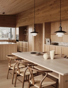 Cuisine et salle à manger en chêne clair avec un ensemble complet d'étagères ouvertes intégrées et un îlot avec table à manger - Product Image 4
