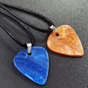 Collier pendentif plectre de <span class=keywords><strong>guitare</strong></span> personnalisé avec logo, plectre en résine lumineuse et perle, cordon en cuir, boîte de présentation flottante 3D, direct usine - Product Image 3