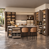 Meubles de cuisine modulaires modernes sur mesure, grand îlot, étagère à vin en verre LED, rangement multifonctionnel, construction en contreplaqué massif
