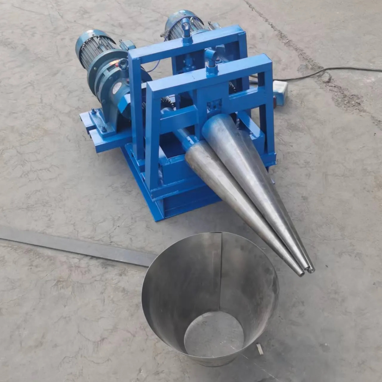 Macchina per laminazione a piastra conica macchina per la formatura di barili conici petrolchimici avvolgitrice conica per piastre di ferro