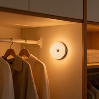 Lampe de nuit LED intelligente à piles avec détecteur de mouvement, design moderne et intensité réglable pour chambre, placard, couloir