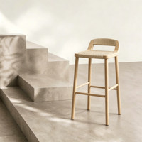 Tabourets de bar modernes minimalistes en bois massif avec assise en corde tressée et repose-pieds en rotin, faits à la main, sans accoudoirs, pour usage commercial, îlot de cuisine