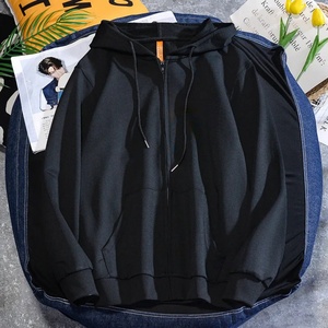 เสื้อฮู้ดผู้ชายสีพื้นแบบขายส่งสั่งทำพิเศษ เนื้อผ้าฟลีซ ระบายอากาศ กันลม มีซิปและกระเป๋า เหมาะสำหรับฤดูใบไม้ร่วงและฤดูร้อน - Product Image 6