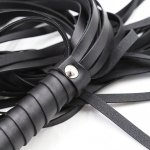 Látigo de juguete para parejas adultas, látigo negro unisex para juegos sexuales, accesorio para bondage, actuaciones en discotecas y escenarios. - Product Image 4