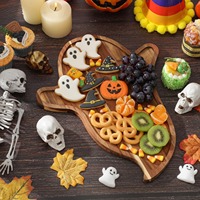 Leuk houten serveerplank met spookvorm voor Halloween, herfst, charcuterie, kaas, gedroogd fruit, noten, snacks en feestjes.