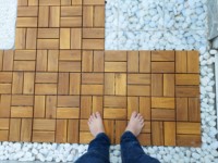 Baldosas de Madera de Acacia de Alta Calidad MAPLE LEAF DT012 de 8 Listones, Revestimiento de PU de 12 mm, Superficie con Gráficos Modernos para Exteriores