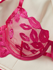 Vente Flash : Ensemble de Lingerie Érotique Rouge Brodé avec Lèvres Rouges, Dentelle et Armatures, Effet Push-Up pour Femme - Product Image 6