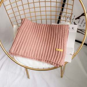 Écharpe tricotée longue de couleur unie chaude en gros pour les femmes Écharpes d'hiver personnalisées - Product Image 4