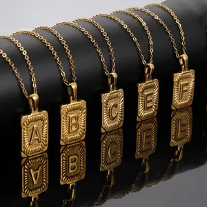 Hip Hop plaqué or jaune 26 Alphabet monogramme en acier inoxydable Rectangle lettre pendentif collier