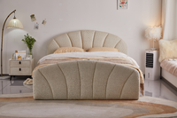 Lit rembourré incurvé de style vintage moderne italien avec cadre en bois pour chambre à coucher