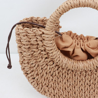 Sac à main rond bohème en paille tressée beige naturel, sac à bandoulière en rotin pour l'été, sac de plage avec poignée tressée, sac fourre-tout bohème pour les vacances