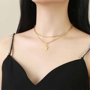 Nuevo Collar de Moda Chapado en Oro PVD de 18k con Amuleto de Buena Suerte Cuadrado - Product Image 3