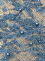 Tissu en dentelle brodée de perles et de sequins avec accents de perles pour robes de soirée, vêtements de mariée et robes