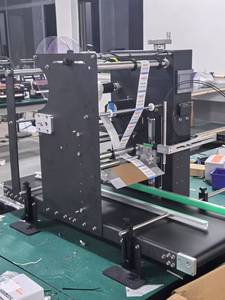 เครื่องติดฉลากกระป๋องอัตโนมัติแบบตั้งโต๊ะหน้าจอสัมผัสควบคุมด้วย PLC อุปกรณ์ติดฉลากอุตสาหกรรมมีความแม่นยำสูง - Product Image 3