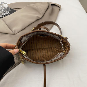 กระเป๋าสะพายไหล่ผู้หญิงคุณภาพสูง ความจุขนาดใหญ่ เหมาะสำหรับใช้งานกลางแจ้ง มาพร้อมสายโซ่และซิป 5804 - Product Image 2