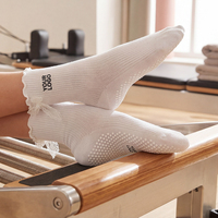 Chaussettes de yoga et de barre pour femmes avec nœud en dentelle, antidérapantes, pour Pilates, personnalisées, blanches, à volants, avec grip