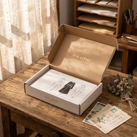 Boîte d'expédition blanche écologique en carton recyclable avec logo personnalisé pour abonnement de vêtements