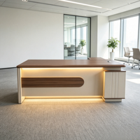 Bureau de direction élégant en forme de L avec éclairage LED intégré, boîte de rangement pour câbles et armoire latérale pour bureau de patron, salle de direction générale