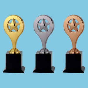 Elegante trofeo deportivo con cuerpo de metal duradero y atractiva apariencia dorada pulida, trofeos de bádminton de metal. - Product Image 1