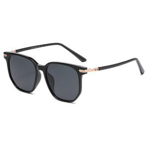 Gafas de Sol Polarizadas para Mujer, Montura Cuadrada Negra, TR90, Ligeras, Lentes TAC con Protección UV400, Estilo para Conducir al Aire Libre - Product Image 2