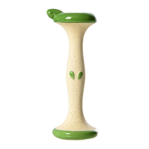 Il piccolo uccellino si aggraffa all'albero e affila le zampe. IT si aggrappa al poggiafuochi, arrampica e si gioca, affilando il becco. - Product Image 6
