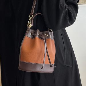 กระเป๋าถือสะพายข้างแฟชั่นดีไซน์หรูหราสำหรับผู้หญิงแบบรูดเชือก ปี 2026 รับผลิตตามสั่งขายส่งจากโรงงาน - Product Image 2