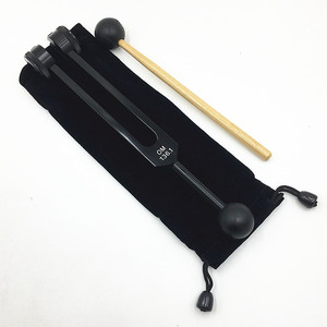 Vente directe d'usine de diapasons de yoga en alliage d'aluminium tout noir OM136.1. Approvisionnement transfrontalier, gravure laser disponible. - Product Image 1