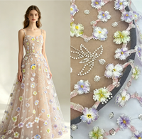Tissu en dentelle de tulle brodé à la main avec des papillons floraux 3D colorés, des perles et des paillettes pour robe de mariée, robe de soirée ou robe de bal.