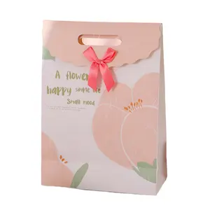 Diseño personalizado impermeable Kraft elegante bolsa de papel de compras impresión regalo personalizado OEM artesanía superficie embalaje para fiesta boda